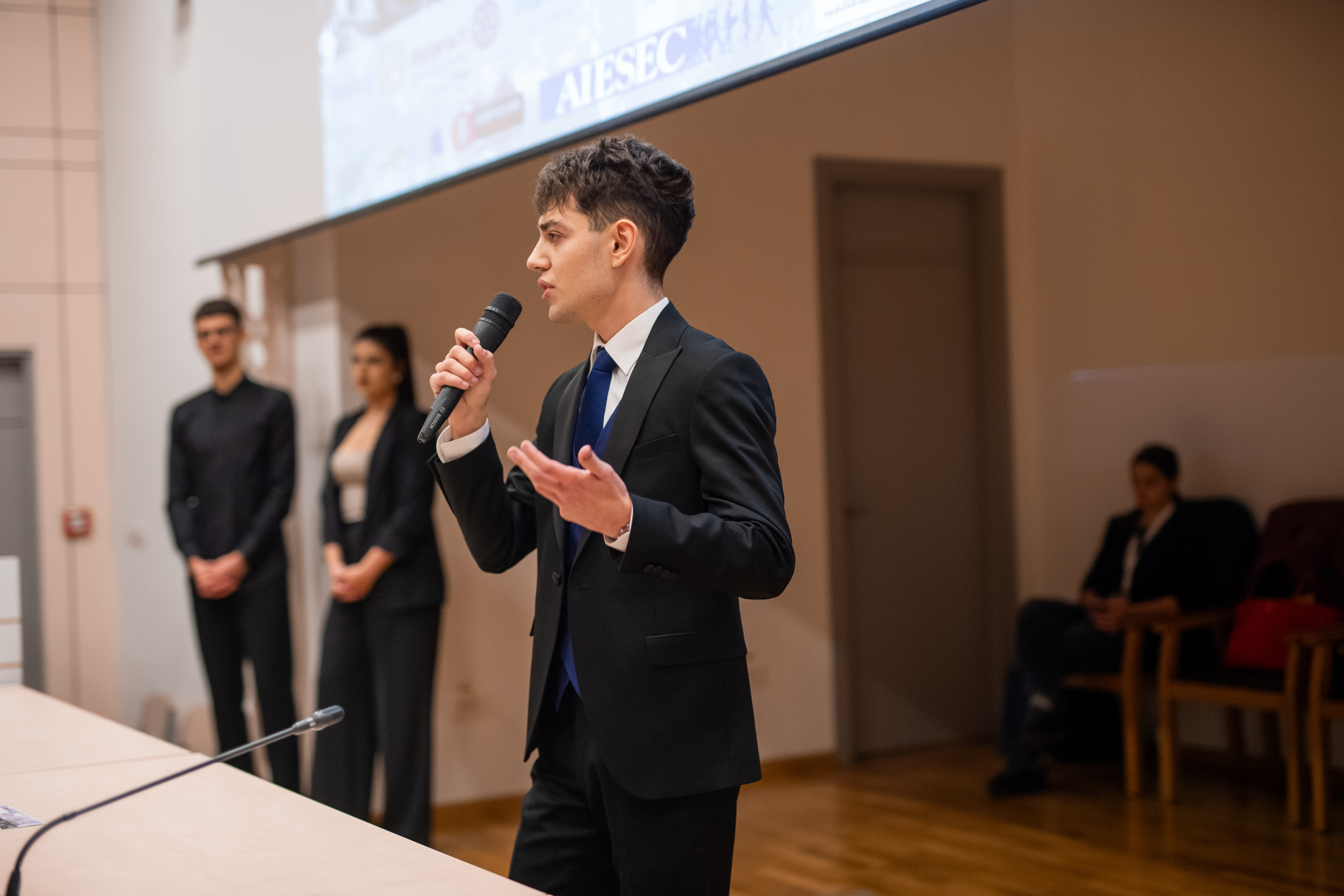 Orator pe scena concursului Puterea Cuvântului